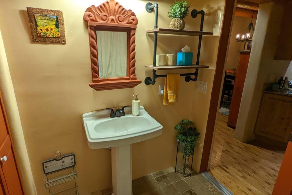 Magical Santa Fe Stay, Minutes From Town Square, Sleeps 4, Includes Free Parking And Outdoor Hot Tub! Экстерьер фото