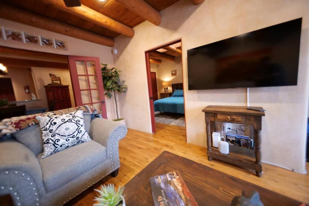 Magical Santa Fe Stay, Minutes From Town Square, Sleeps 4, Includes Free Parking And Outdoor Hot Tub! Экстерьер фото
