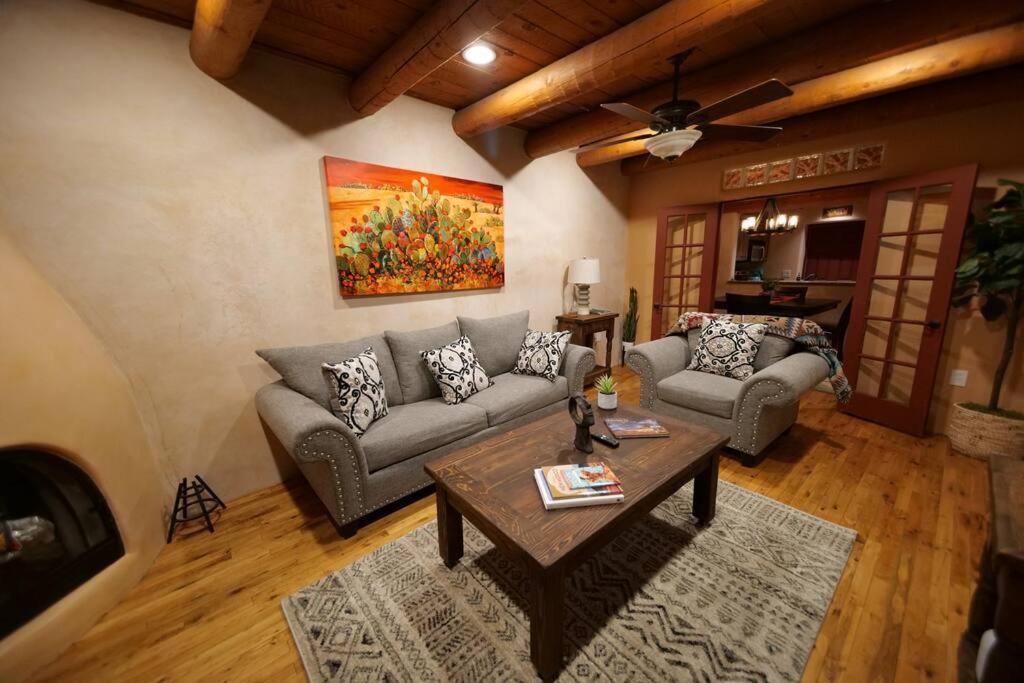 Magical Santa Fe Stay, Minutes From Town Square, Sleeps 4, Includes Free Parking And Outdoor Hot Tub! Экстерьер фото